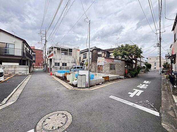 【現地写真】車両通行が少なくとても静かな前面道路です。小さなお子様がいらっしゃるファミリー層にも安心な住環境です。伸びやかな青空を感じながら過ごせる立地です。