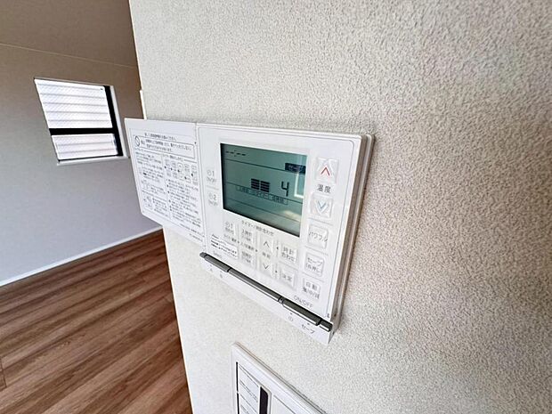 【床暖房】足元からじんわり暖まり、空気や肌が乾燥しにくく、また塵や埃も舞い上がりません。コードがなく室内はスッキリするので小さなお子様やペットがいるご家庭にも最適です。