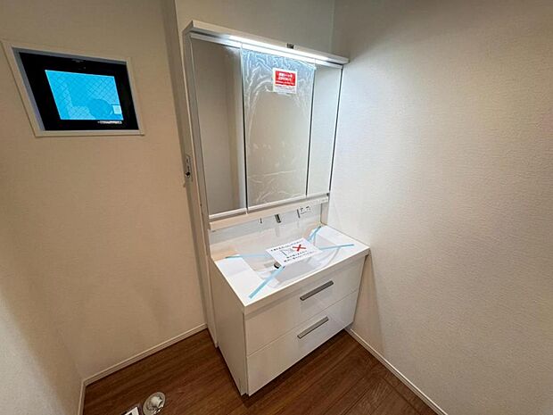 【洗面化粧台】実用性と機能美を兼ね備えた先進の洗面化粧台になります。耐水性や撥水性にも優れた仕様、3面鏡と一体となったキャビネットは収納力もUPします。