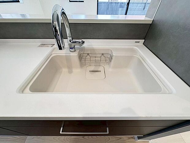【浄水器一体型水栓】水栓の中に浄水カートリッジが組み込まれた「浄水器一体型水栓」です。ホースが伸びるのでシンクのお掃除も快適です。