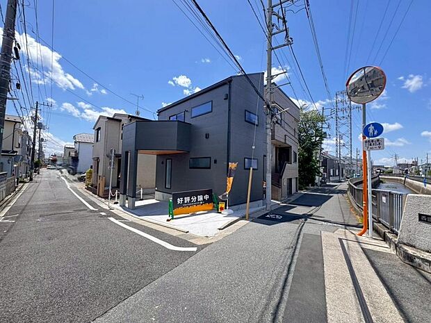 【前面道路】北4ｍ×東4.8ｍ角地の明るく開放的な立地でお車の出し入れも便利な前面道路。歩道もしっかり整備されておりますので、小さなお子様がいらっしゃるファミリー層にも安心です。