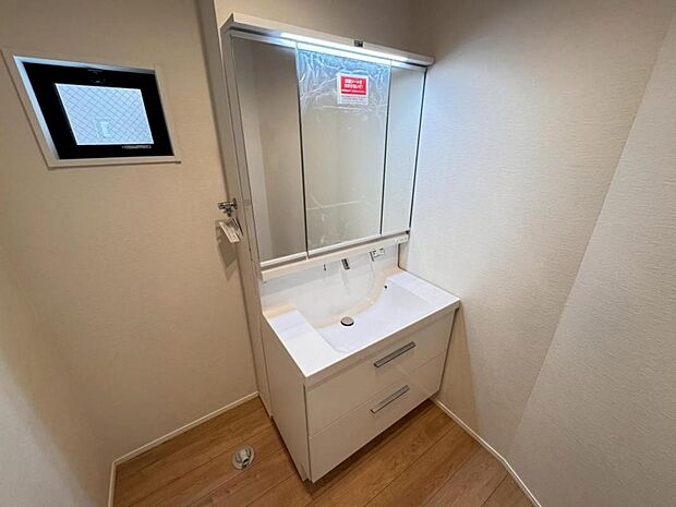 【洗面化粧台】実用性と機能美を兼ね備えた先進の洗面化粧台になります。耐水性や撥水性にも優れた仕様、3面鏡と一体となったキャビネットは収納力もUPします。