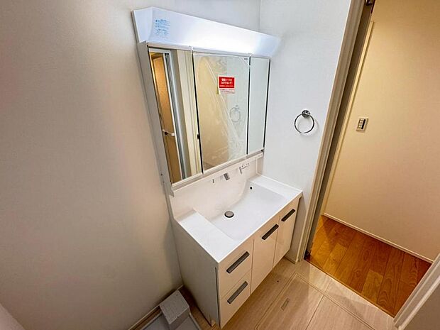【洗面化粧台】実用性と機能美を兼ね備えた先進の洗面化粧台になります。耐水性や撥水性にも優れた仕様、3面鏡と一体となったキャビネットは収納力もUPします。