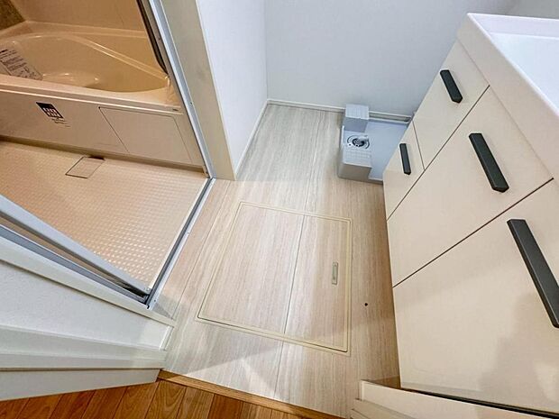 【脱衣場】コンパクトな広さながら、シンプルなデザインが印象的な脱衣場です。洗濯機、洗面台と日常的に使用するので使い勝手の良い空間に仕上げました。