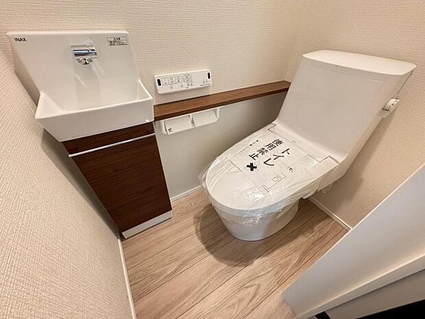 【トイレ】白を基調とし清潔感をデザインしたトイレ空間です。使い心地もしっかり追求した先進のトイレを搭載しております。