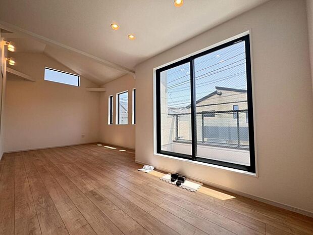 【ダイニング】リビングは17.8帖ございます。外からの視線が気になりにくい2階リビング。プライベートを守りながら、ご家族との楽しい時間をお過ごし頂けます。