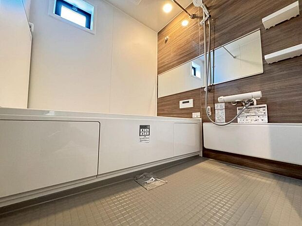 【バスルーム】ゆっくりお寛ぎ頂ける様、ゆとりの1616サイズの浴室になります。半身浴も楽しめる浴槽は極上の入浴を叶えてくれます。窓から差し込む陽光が浴室全体を明るく照らしてくれます。
