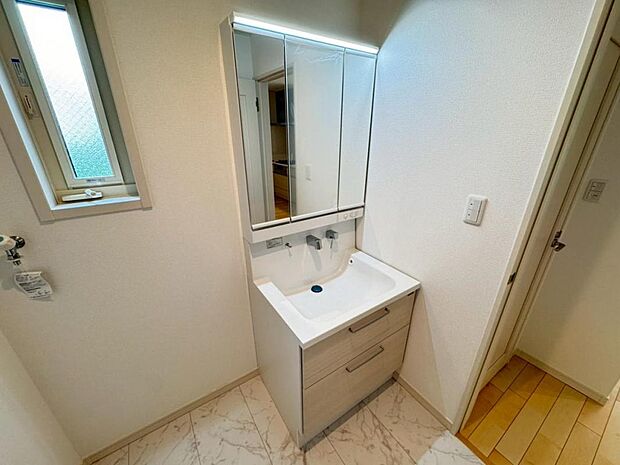 【洗面化粧台】実用性と機能美を兼ね備えた先進の洗面化粧台になります。耐水性や撥水性にも優れた仕様、3面鏡と一体となったキャビネットは収納力もUPします。