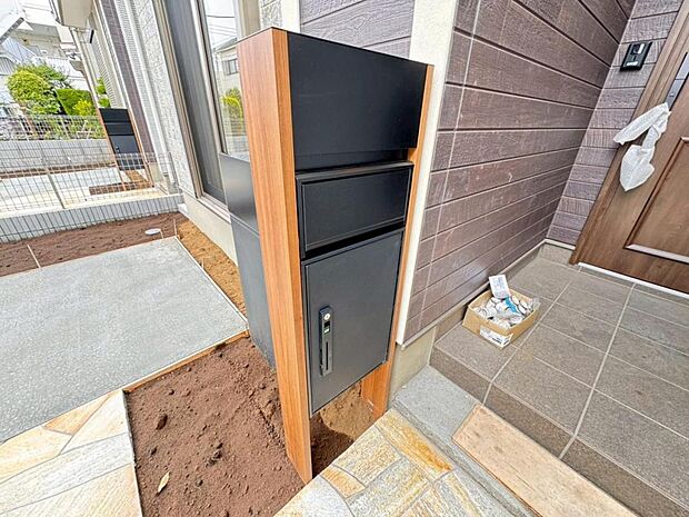 【宅配ボックス】大型宅配物もしっかり保管出来る宅配BOXが設置されております。留守中の荷物の受け渡しもスムーズに♪長期不在時もご安心いただけます。