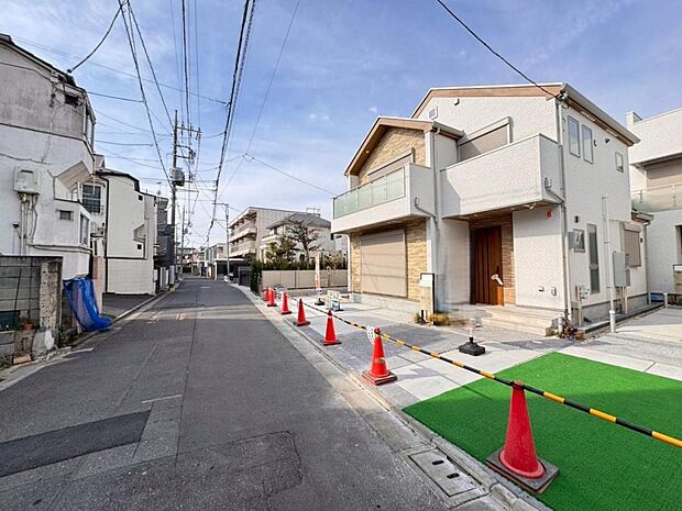【前面道路】お車の出し入れも便利な前面道路です。歩道もしっかり整備されておりますので、小さなお子様がいらっしゃるファミリー層にも安心です。