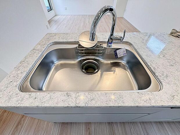 【浄水器一体型水栓】水栓の中に浄水カートリッジが組み込まれた「浄水器一体型水栓」です。ホースが伸びるのでシンクのお掃除も快適です。