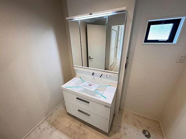 【洗面化粧台】実用性と機能美を兼ね備えた先進の洗面化粧台になります。耐水性や撥水性にも優れた仕様、3面鏡と一体となったキャビネットは収納力もUPします。