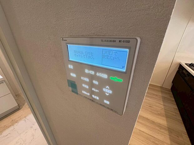 【床暖房】足元からじんわり暖まり、空気や肌が乾燥しにくく、また塵や埃も舞い上がりません。コードがなく室内はスッキリするので小さなお子様やペットがいるご家庭にも最適です。