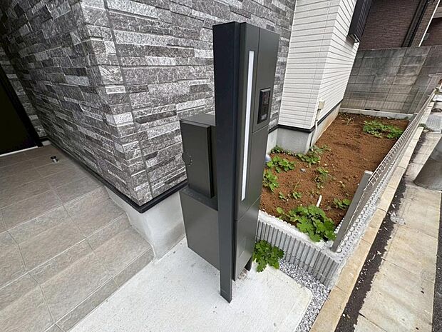 【宅配ボックス】大型宅配物もしっかり保管出来る宅配BOXが設置されております。留守中の荷物の受け渡しもスムーズに♪長期不在時もご安心いただけます。