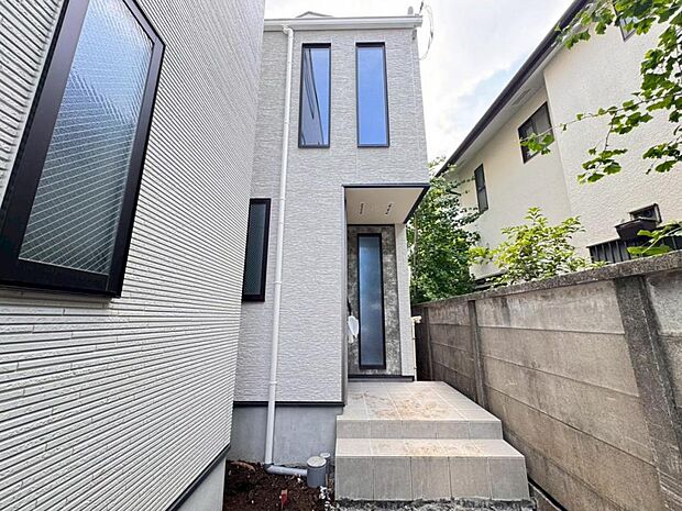 【外観】木造2階建て設計、3LDK+小屋裏収納+カースペース。暮らしを豊かにサポートする仕様設備や広々としたキッチンなど魅力が詰まったお住まいです。