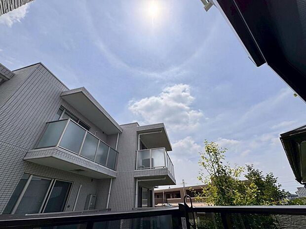 【眺望】建物の用途や高さなどが厳しく制限された第一種低層住居専用地域にございます。見晴らしや陽当りも良好です。