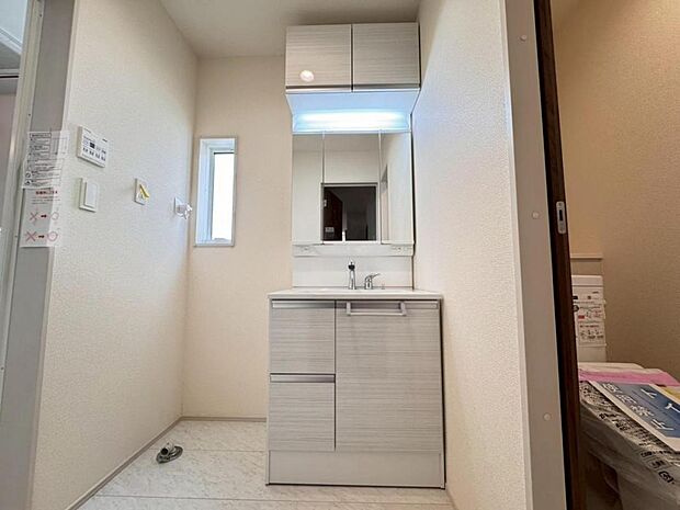 【洗面化粧台】見た目の美しさだけではなく、機能性も追求した使い勝手の良い鏡裏収納付3面鏡型の独立洗面化粧台。広めで使いやすく、収納豊富なキャビネットでいつもすっきり清潔に保てます♪