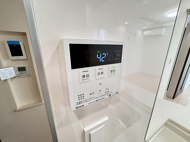 【オートバス】離れた場所からでも浴槽の操作が可能な追い焚き機能付きです。セミオート式になりますので操作も楽々。