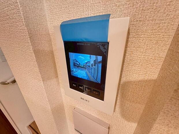 【モニター付きインターホン】ドアを開ける前に訪問者の顔を確認できます。不審者や無用なセールスだった場合に玄関を開ける必要がなく、防犯性を向上してくれます。