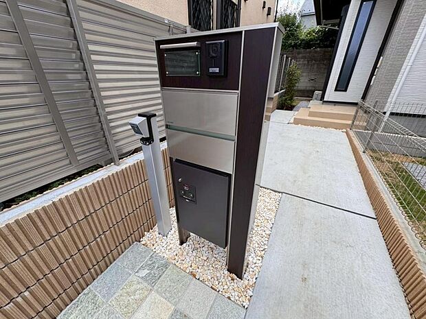 【宅配ボックス】大型宅配物もしっかり保管出来る宅配BOXが設置されております。留守中の荷物の受け渡しもスムーズに♪長期不在時もご安心いただけます。