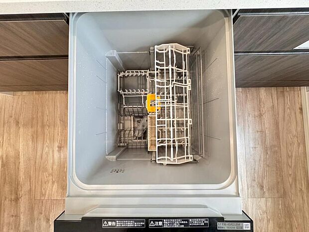 【食洗機】しつこい油汚れもサッと溶かして洗います。除菌も出来るので小さなお子様の食器洗いにも安心です。また、手洗いに比べて使用水量はごくわずか。時間と水道の節約になります。