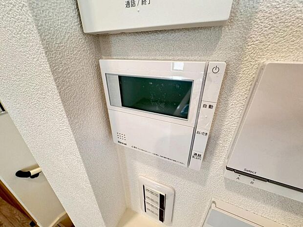 【オートバス】離れた場所からでも浴槽の操作が可能な追い焚き機能付きです。セミオート式になりますので操作も楽々。