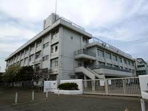 世田谷区立喜多見中学校（約550m）