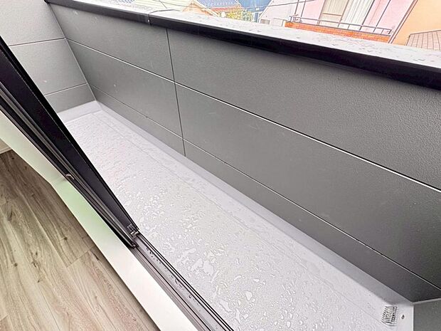 【バルコニー】陽当りの良いバルコニーはお洗濯物が効率よく乾きます。季節の光と風を感じられるとっておきの空間です。