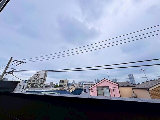 【眺望】陽当たり・通風・開放感・眺望に恵まれた環境です。周辺は高い建物がなく青い空が遠くまで広がります。