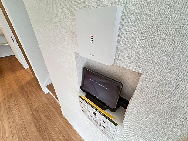 【インターホン】ドアを開ける前に訪問者の顔を確認できます。不審者や無用なセールスだった場合に玄関を開ける必要がなく、防犯性を向上してくれます。