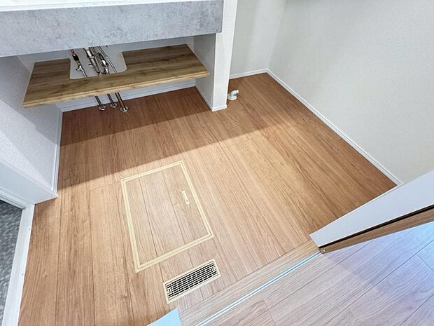【脱衣場】脱衣場には床下収納がございます。お掃除用品や日用品のストック収納にご活用頂けます。