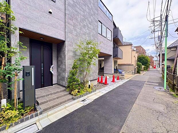 【前面道路】お車の出し入れも便利な前面道路です。歩道もしっかり整備されておりますので、小さなお子様がいらっしゃるファミリー層にも安心です。