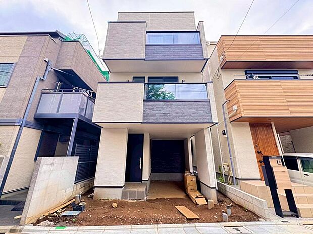 【外観】木造3階建て設計、4LDK+ルーフバルコニー+カースペース。前面道路は南側に面しており、1日中採光が室内を明るく演出します。