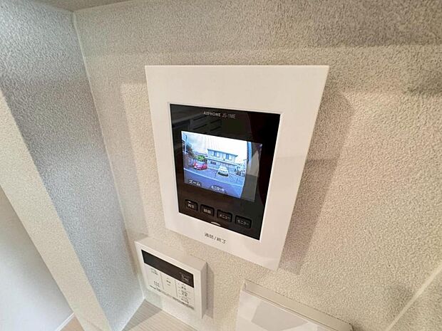 【モニター付きインターホン】ドアを開ける前に訪問者の顔を確認できます。不審者や無用なセールスだった場合に玄関を開ける必要がなく、防犯性を向上してくれます。