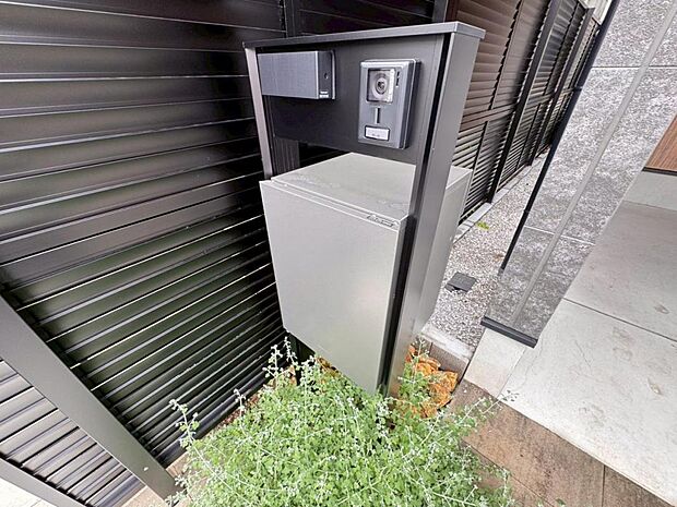 【宅配ボックス】大型宅配物もしっかり保管出来る宅配BOXが設置されております。留守中の荷物の受け渡しもスムーズに♪長期不在時もご安心いただけます。