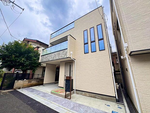 【外観】木造3階建て設計、4LDK+カースペース。暮らしを豊かにサポートする仕様設備や広々としたキッチンなど魅力が詰まったお住まいです。