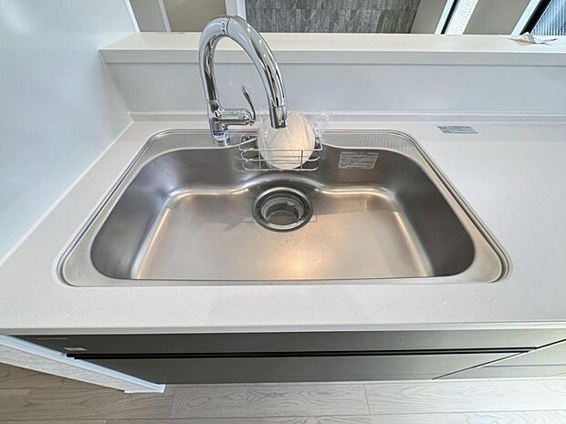 【浄水器一体型水栓】水栓の中に浄水カートリッジが組み込まれた「浄水器一体型水栓」です。ホースが伸びるのでシンクのお掃除も快適です。