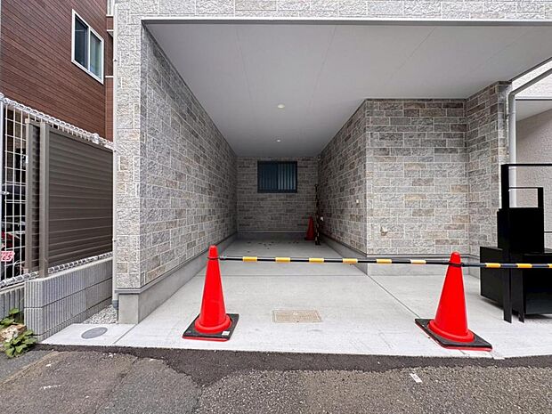 【駐車スペース】駐車スペースは1台完備。前面道路は交通量が少ないので、お車の出し入れも焦らずゆっくりできます。