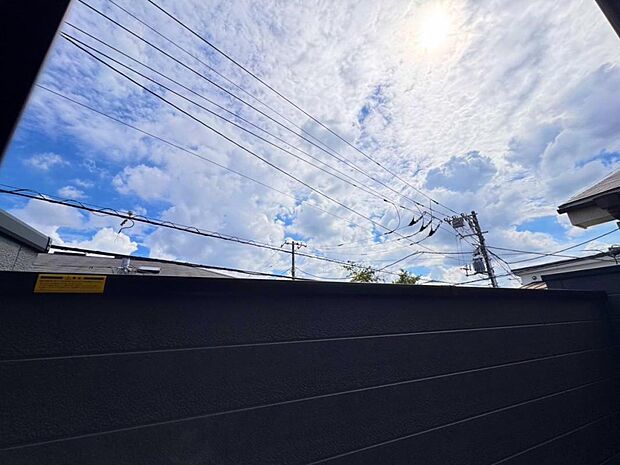 【眺望】建物の用途や高さなどが厳しく制限された第一種低層住居専用地域にございます。見晴らしや陽当りも良好です。