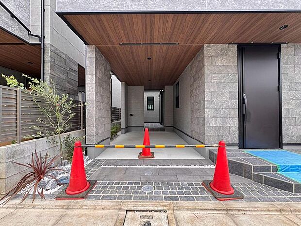 【駐車スペース】駐車スペースは1台完備。前面道路は交通量が少ないので、お車の出し入れも焦らずゆっくりできます。
