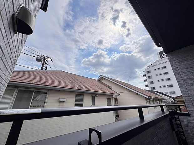 【眺望】圧迫感がなく、見晴らしや陽当りも良好です。閑静で落ち着いた街並みは心に安らぎとゆとりを叶えてくれます。