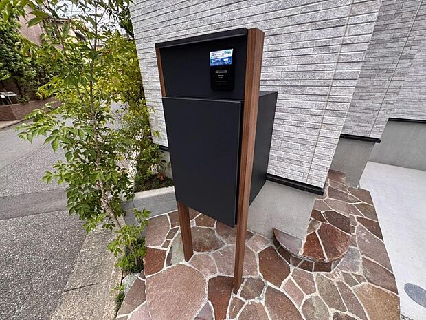 【宅配ボックス】大型宅配物もしっかり保管出来る宅配BOXが設置されております。留守中の荷物の受け渡しもスムーズに♪長期不在時もご安心いただけます。