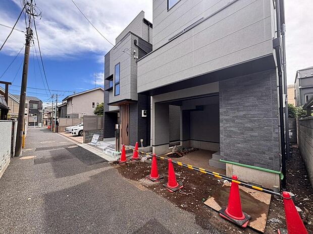 【前面道路】お車の出し入れも便利な前面道路です。歩道もしっかり整備されておりますので、小さなお子様がいらっしゃるファミリー層にも安心です。