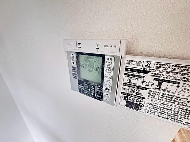 【床暖房】足元からじんわり暖まり、空気や肌が乾燥しにくく、また塵や埃も舞い上がりません。コードがなく室内はスッキリするので小さなお子様やペットがいるご家庭にも最適です。