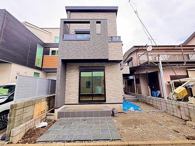 【外観】木造2階建て設計、4LDK+カースペース。前面道路は南側に面しており、1日中採光が室内を明るく演出します。