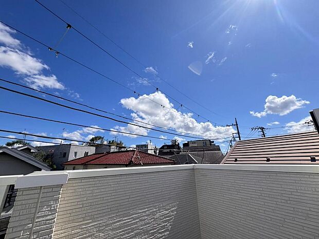 【眺望】陽当たり・通風・開放感・眺望に恵まれた環境です。周辺は高い建物がなく青い空が遠くまで広がります。
