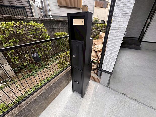 【宅配ボックス】不在時でも荷物が受け取れ、再配達依頼の手間が省ける宅配ボックスは、忙しい現代人のニーズに合った便利な設備です。
