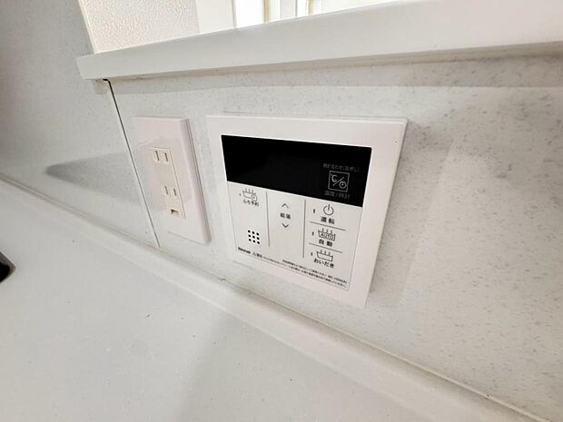 【オートバス】離れた場所からでも浴槽の操作が可能な追い焚き機能付きです。セミオート式になりますので操作も楽々。