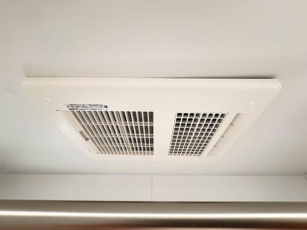 【浴室換気乾燥機】「浴室換気乾燥機」は梅雨の季節や春先の花粉の季節、最近ではPM2.5や黄砂の飛来対策としても外干しせずに室内で乾燥できるため、とても便利です。