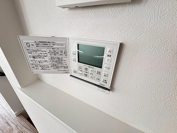【床暖房】足元からじんわり暖まり、空気や肌が乾燥しにくく、また塵や埃も舞い上がりません。コードがなく室内はスッキリするので小さなお子様やペットがいるご家庭にも最適です。